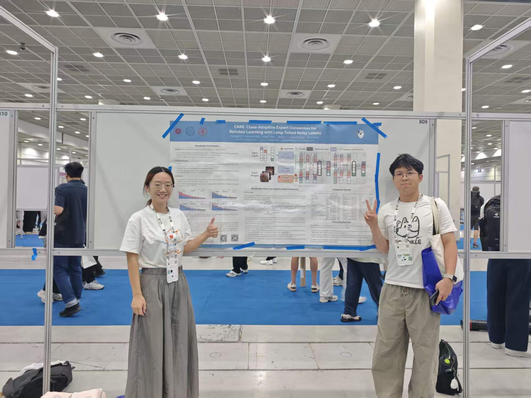 与海权同学在海报前合影，海报用油画布打印的，太重了，原谅那个贴的很乱的胶布🐶