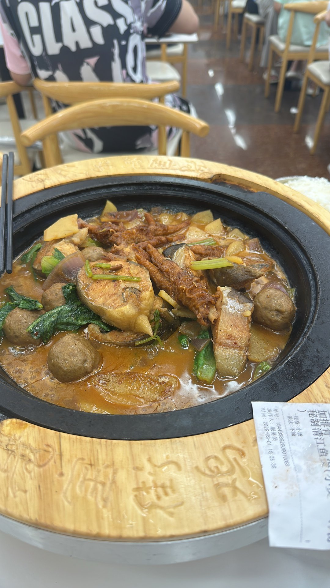深大南区三楼鸡公煲：满满一锅，汤汁浓郁，配上牛肉丸、豆泡和青菜